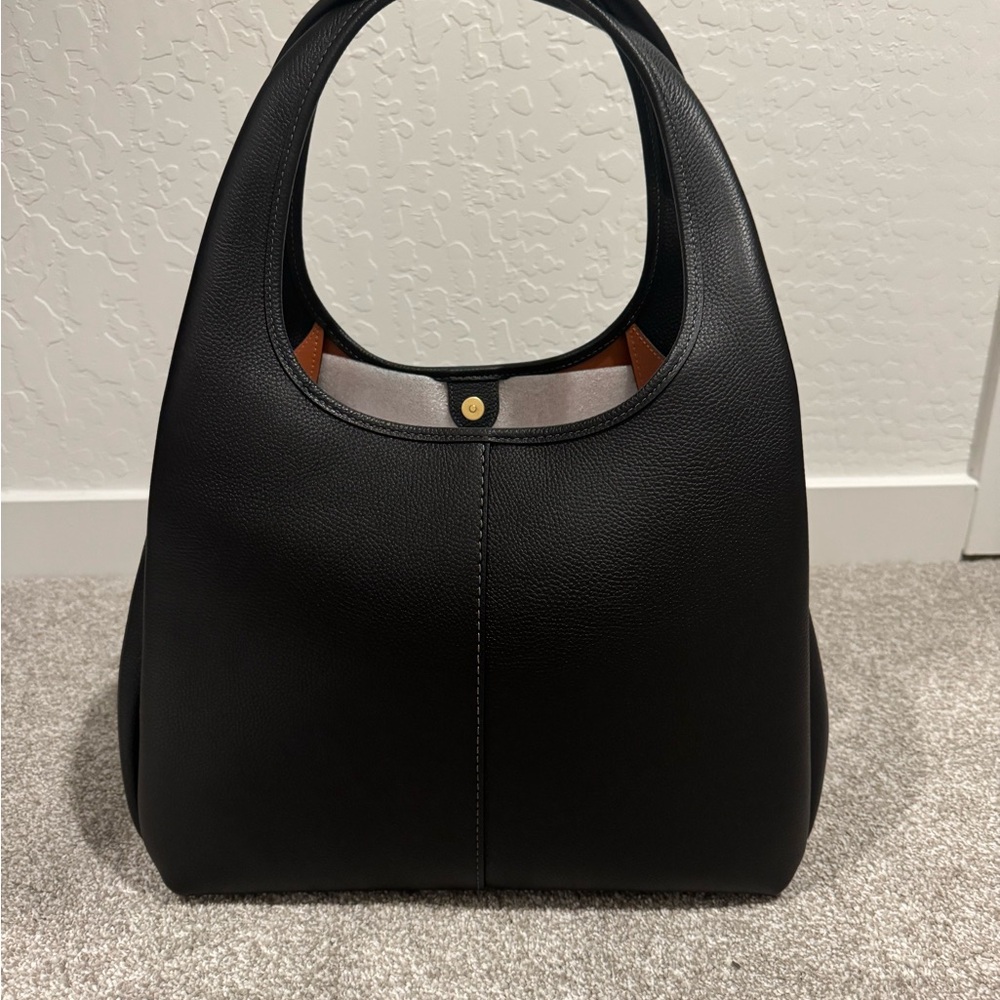 Chic Black Handbag - Picture 3 of 7